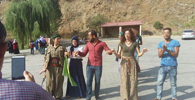 Diyarbakır-Bitlis otoyolunu kesen teröristlerle halay çeken 21 yaşındaki Ş.A. gözaltına alındı