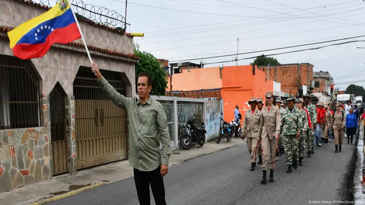 ABD tehdidi altında Venezuela: Sivillere askeri eğitim