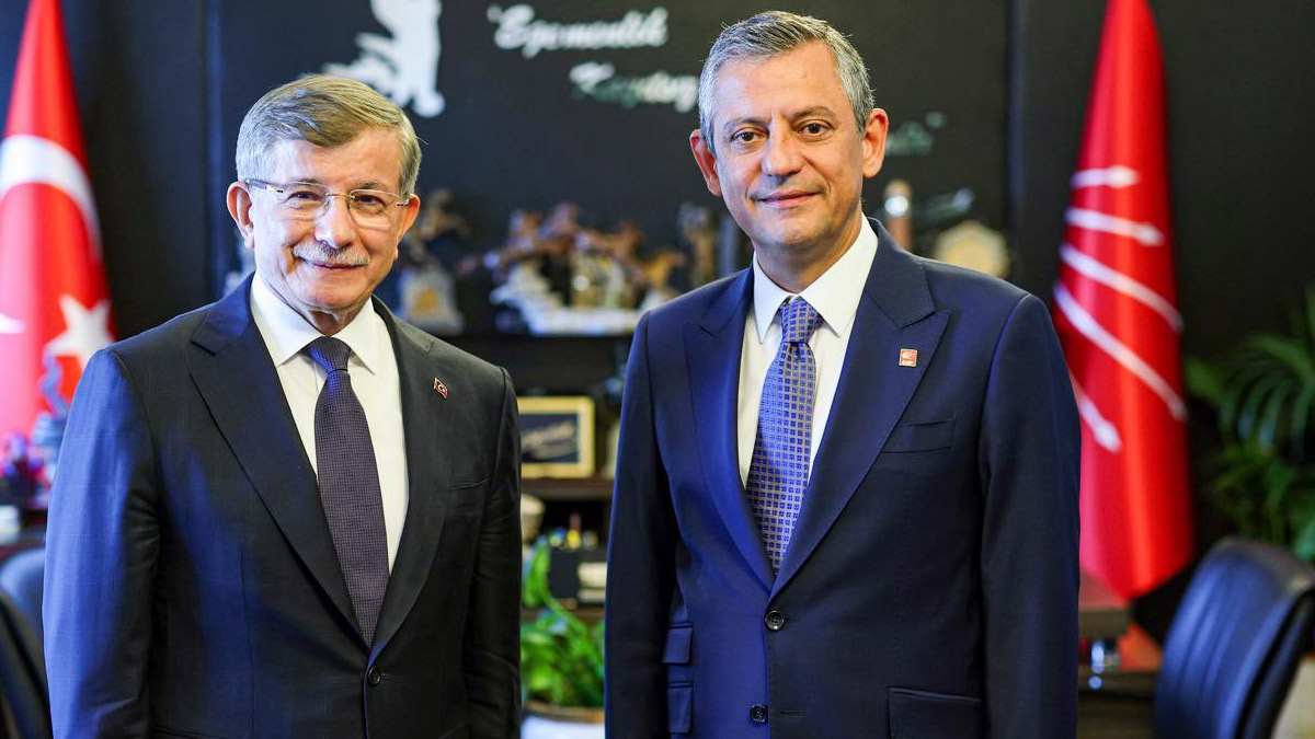 Davutoğlu'ndan Özel'e tebrik mesajı