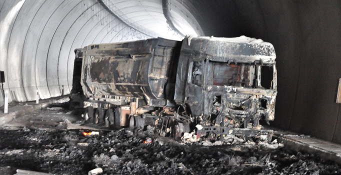 PKK'lı teröristler Bitlis-Diyarbakır Karayolu’nda tünelde 7 TIR yakmışlar