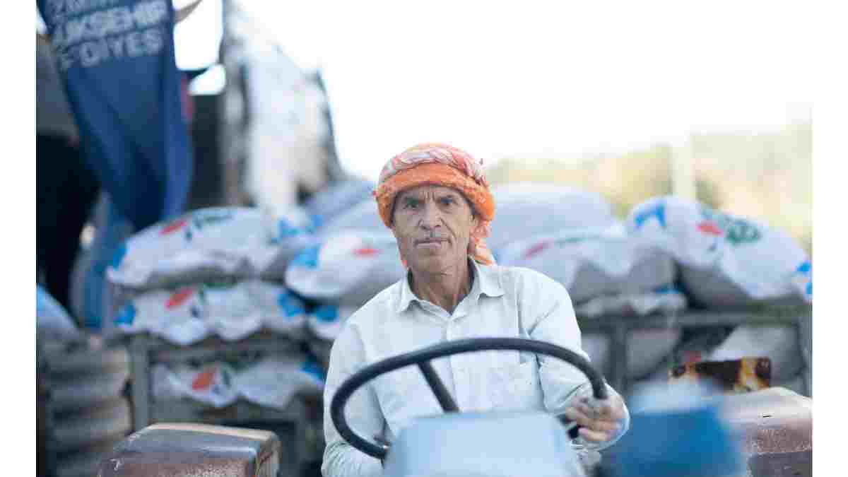 Yangından etkilenen üreticilerin yaraları sarılıyor: Büyükşehirden zor günler geçiren çiftçilere 40 tonluk kesif yem desteği
