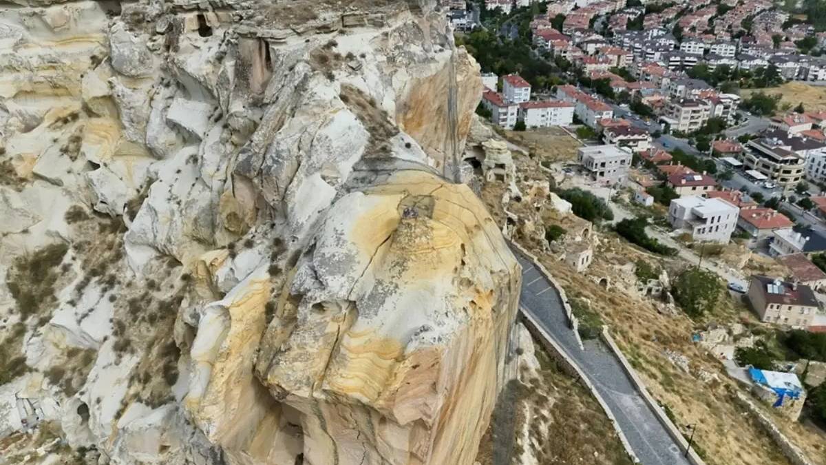 Peribacasının ardından Kadıkalesi’nde kayalar çöktü, evler boşaltıldı