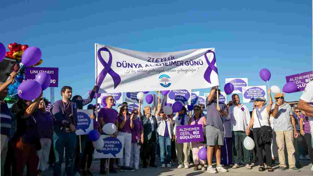 Güzelbahçe’de Dünya Alzheimer Günü yürüyüşü