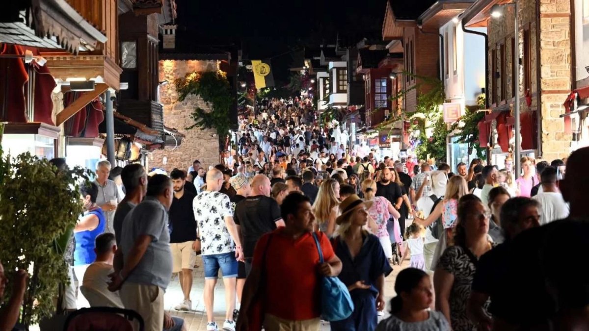 Ağustosta 7 milyon turist Türkiye'ye akın etti