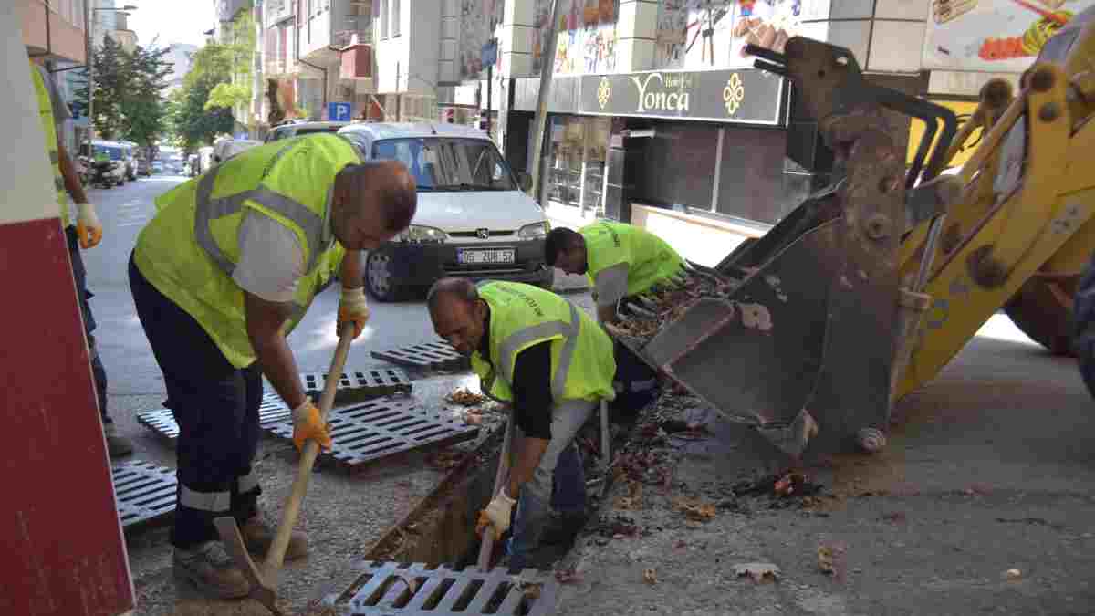 Yağışlar öncesinde mazgallarda temizlik çalışması yapıldı