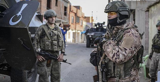 Hakkari Köy Korucuları Derneği Başkanı Sadi Özatak'ın aracına bombalı saldırı - Son dakika haberleri