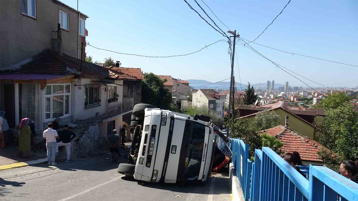 Pendik’te freni tutmayan çekici dehşet saçtı: Araca ve apartmana çarptı, yan yattı