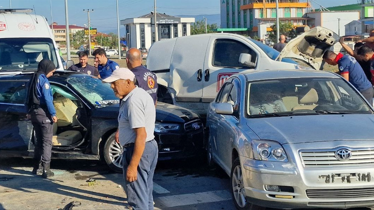 Otomobil kırmızı ışıkta bekleyen araçlara çarptı, ortalık savaş alanına döndü: Çok sayıda yaralı var