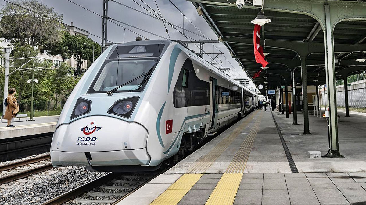 Okullar açıldı, çile başladı! Ada Ekspresi seferleri az, vagonlar yetersiz