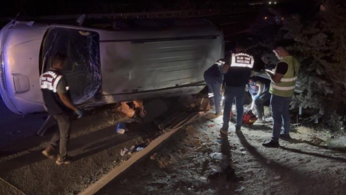 Gaziantep'te lastiği patlayan minibüsü devirdi: 2 ölü, 8 yaralı