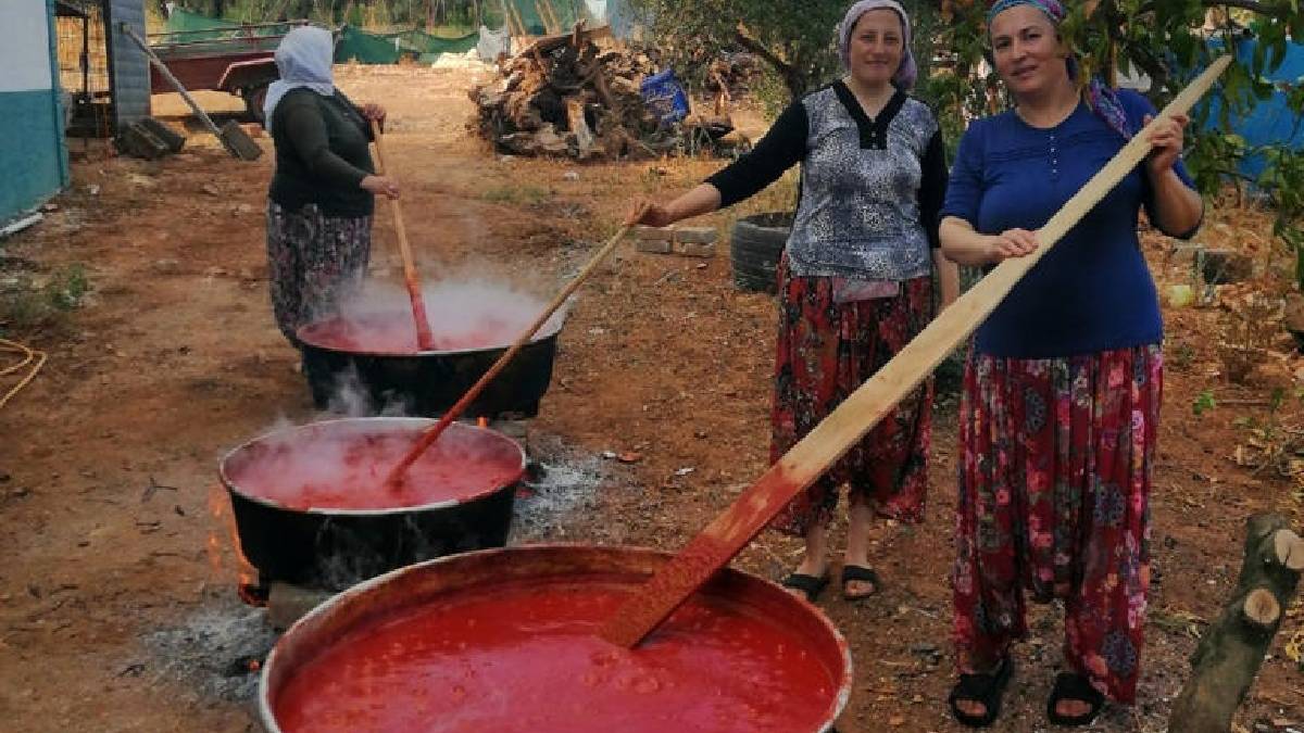 Üzümlü’de kadınların kışlık mesaisi başladı: Kazanda salça, sofrada bereket!