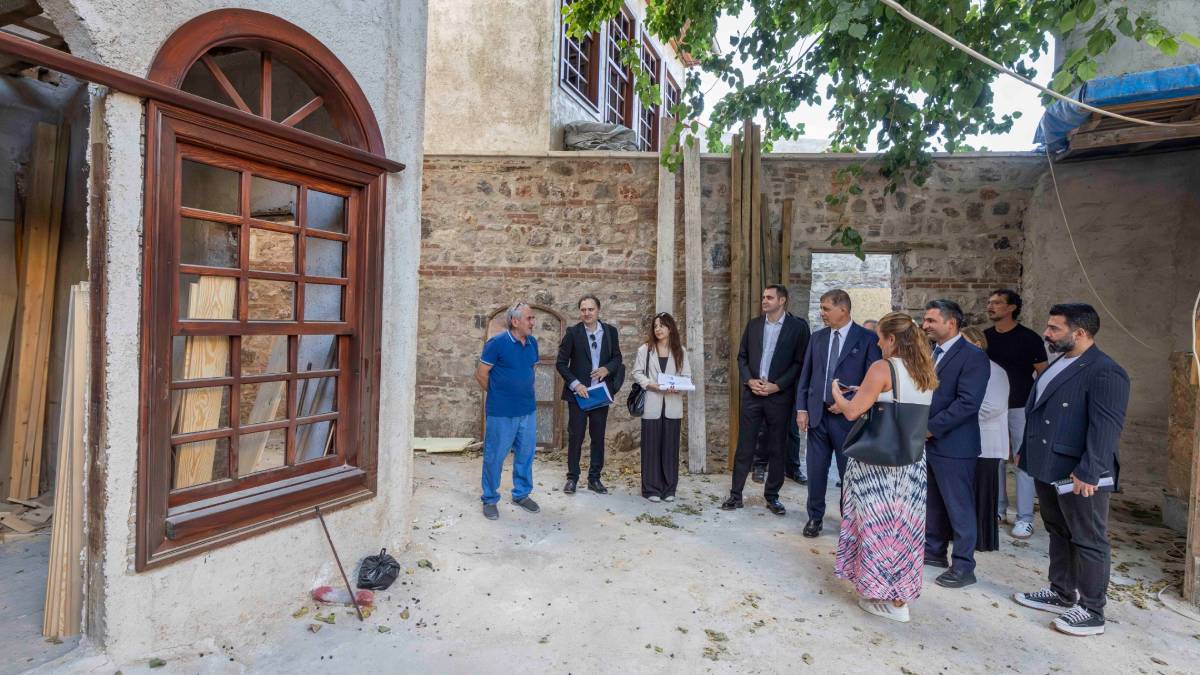İzmir’in tarihi yapıları gün yüzüne çıkıyor