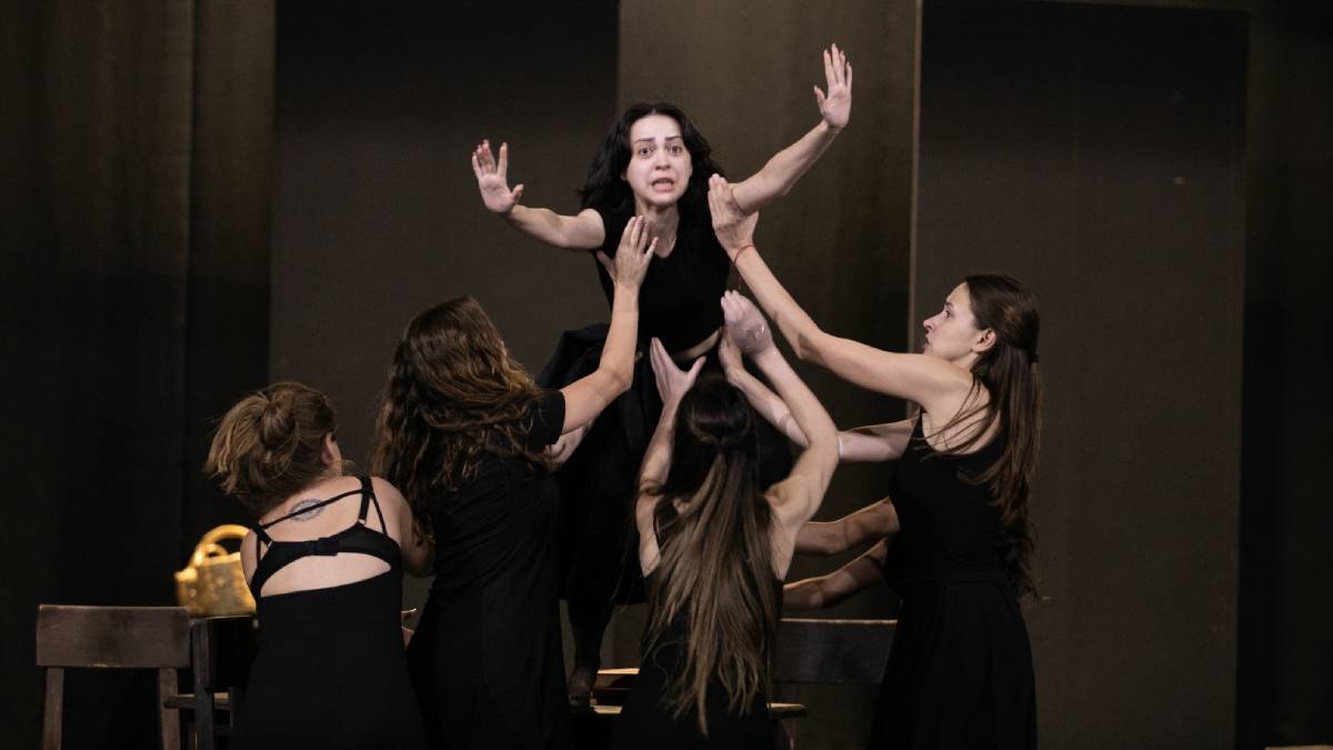 İzmir Şehir Tiyatroları “Cadı Kazanı” oyununun provalarına devam ediyor