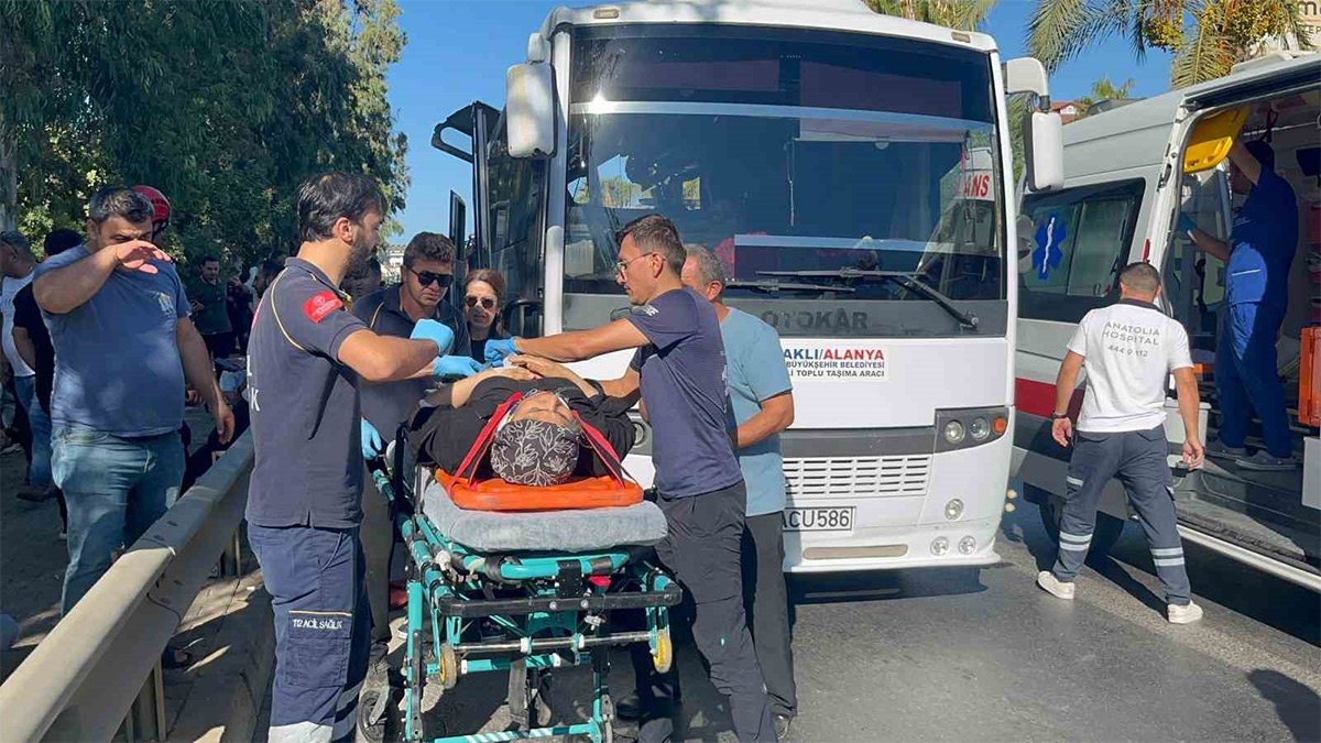 Alanya'da feci kaza! Tur otobüsüyle yolcu midibüsü çarpıştı: Çok sayıda yaralı var
