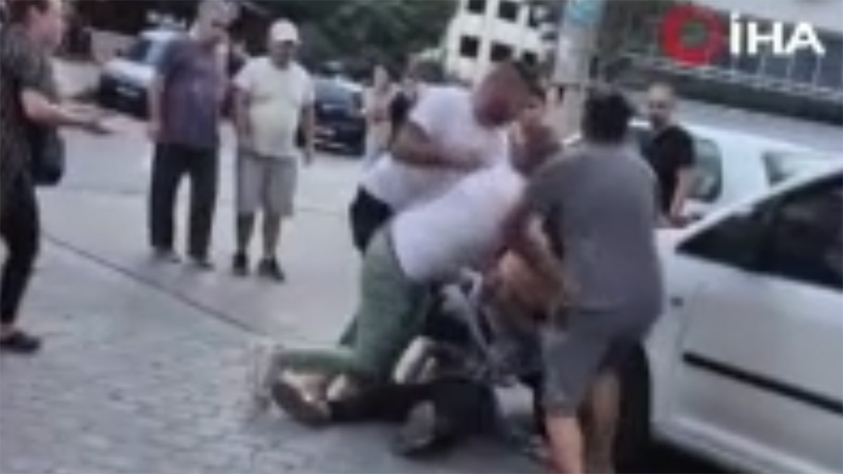 Denizli'de sokak ortasında bıçaklı kavga! O anlar kamerada