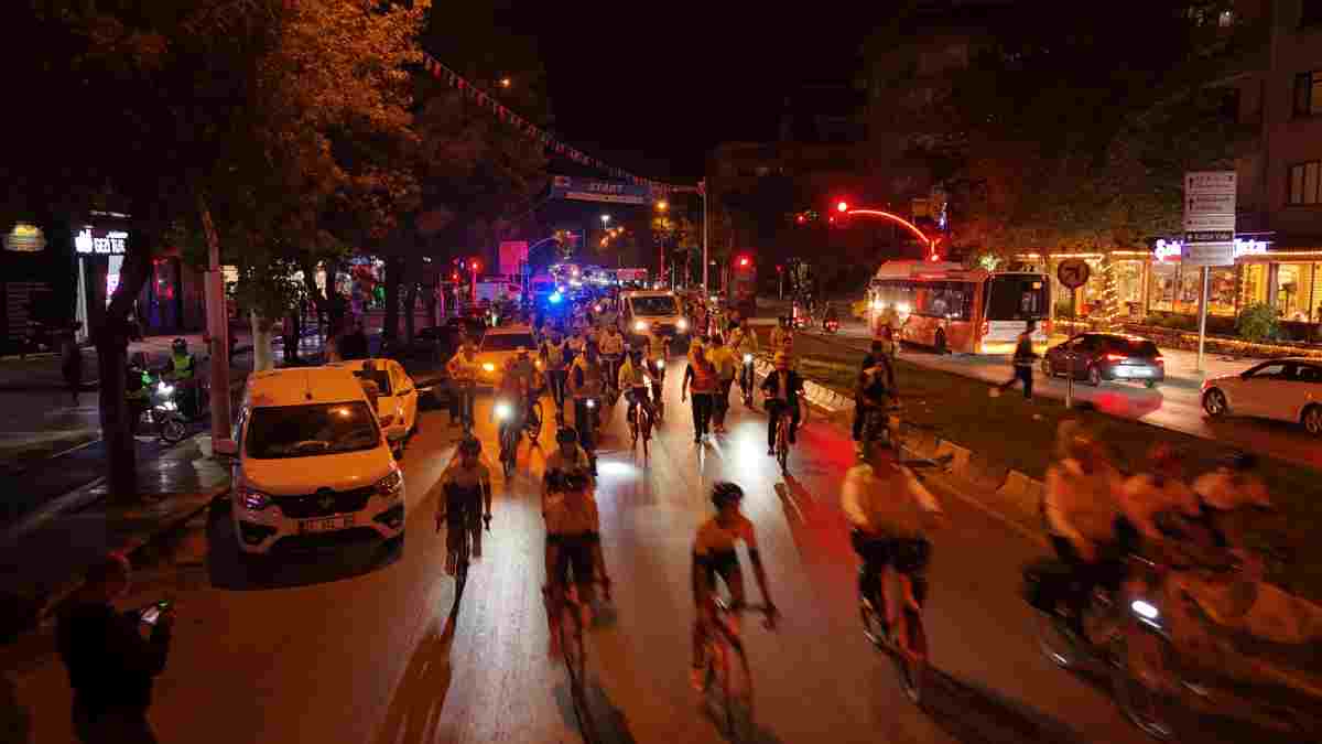 Gazi şehirliler arabasız günde kortejle yürüdü