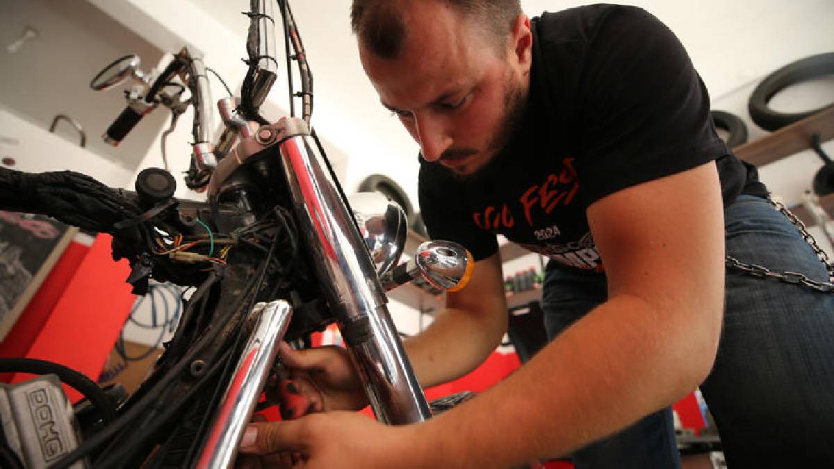Tamirci bulamadı, kendi motorunu onararak başladı! Mecburiyetten mesleğe: Şimdi yeni kariyer yolunda…