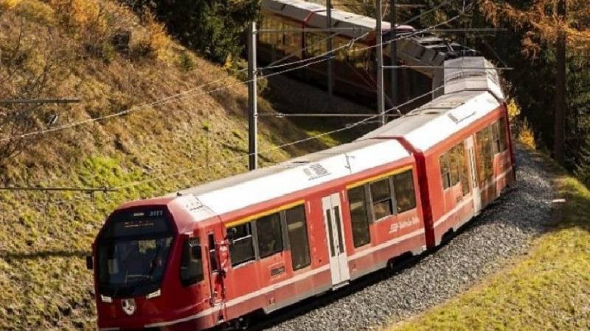 Pakistan'da yolcu trenine bombalı saldırı: 12 yaralı