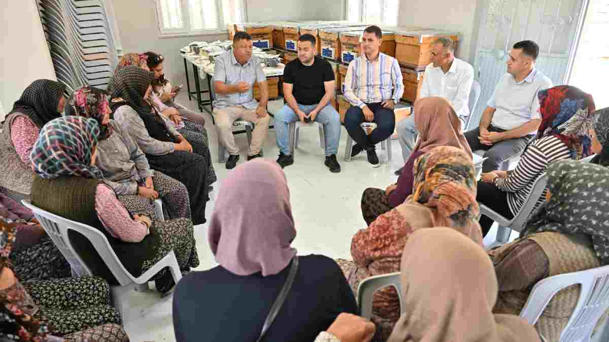 Kırkağaçlı kadınlara arıcılık desteği: Büyükşehir, 96 arı kovanı ve arıcılık ekipmanı dağıttı