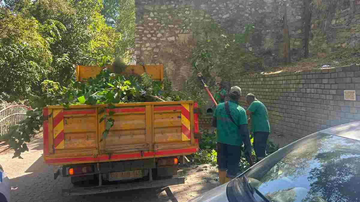 Efeler Belediyesinden tarihi surlarda temizlik çalışması