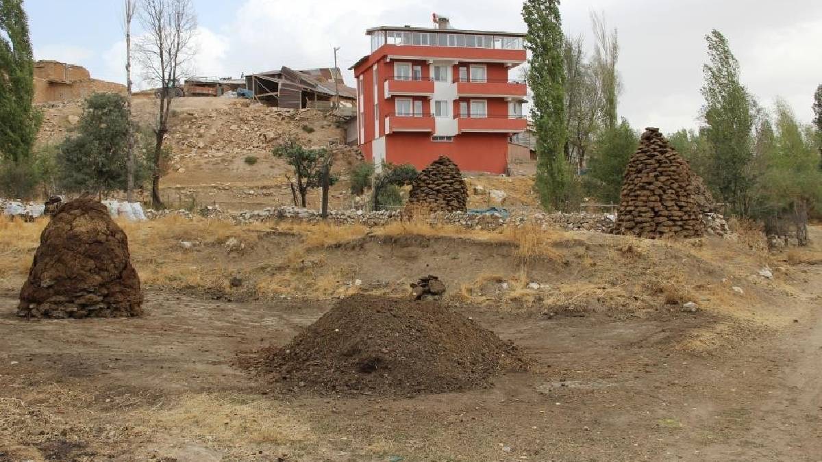 Yapımı zor olsa da kışın ondan başka çare yok! Köylülerin telaşı başladı: Yüzyıllardır aynı yöntem ısıtıyor!