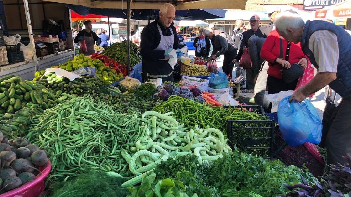 Erzincan pazarlarında yoğunluk! Turşuluklar tezgaha indi, talep yoğunlaştı: Alan da satan da memnun