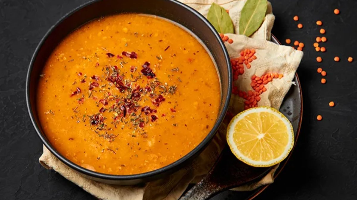 Soğuk havaların kurtarıcısı ezogelin çorbası: Lokanta usulü lezzetin sırrı son anda eklenen o karışımda!