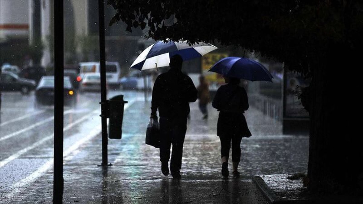 İstanbul'a soğuk ve yağışlı hava geliyor: Sıcaklıklar 5 derece düşecek
