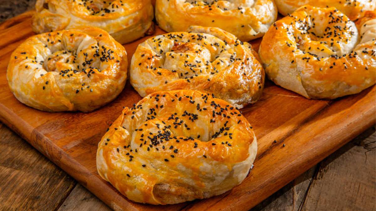 Çay saatinin vazgeçilmezi: Annelerimizin elinden çıkmış gibi patlıcanlı börek nasıl yapılır?