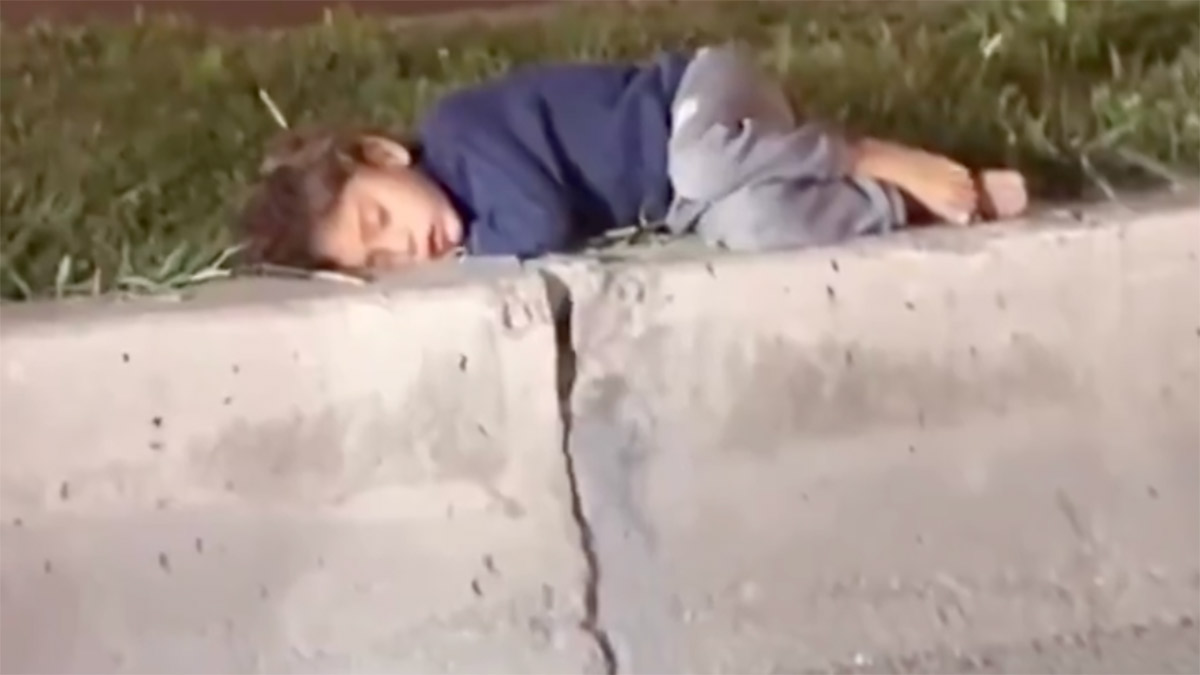 Yürek burkan görüntü! Sokakta uyuyan çocuk ve kardeşleri devlet koruması altına alındı