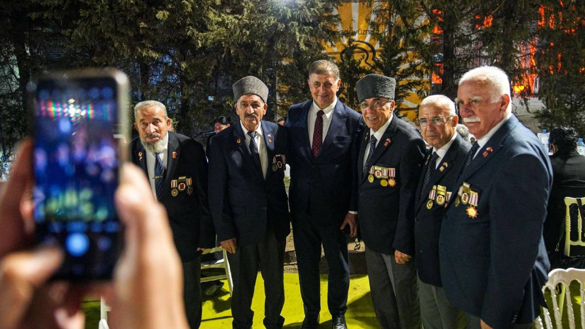 Başkan Tugay: Özgürlüğümüzü şehitlerimizin canına ve gazilerimizin cesaretine borçluyuz