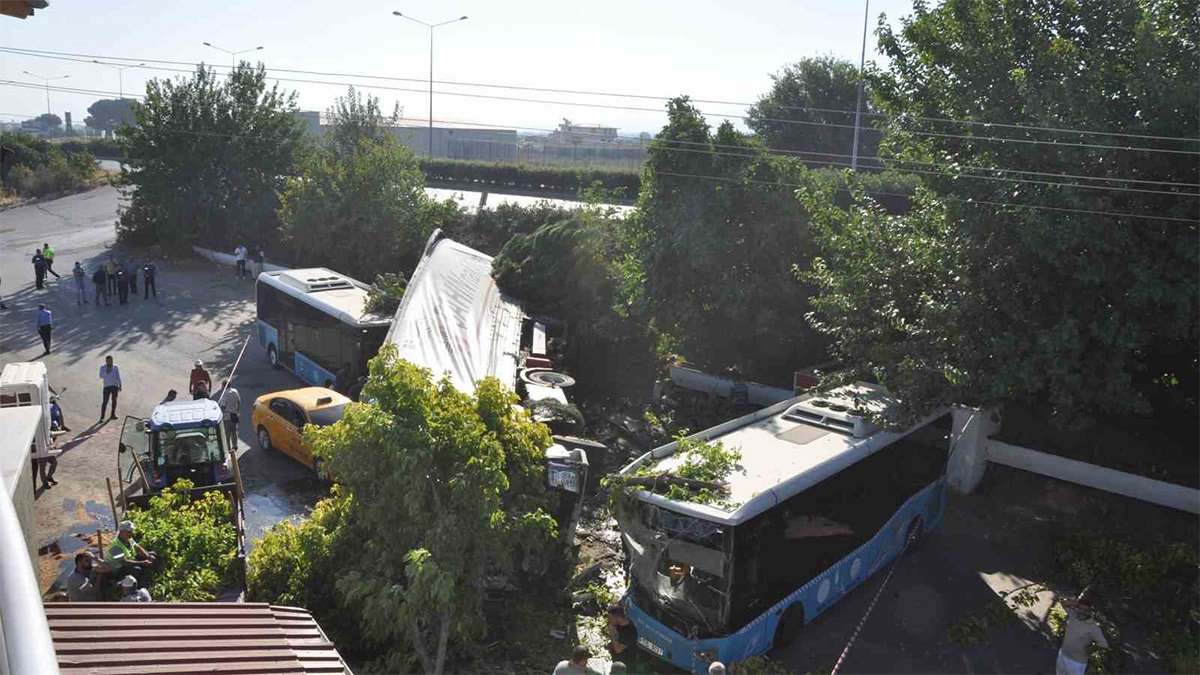 Manisa'da tır ortalığı savaş alanına çevirdi: 1 ölü, 2 yaralı