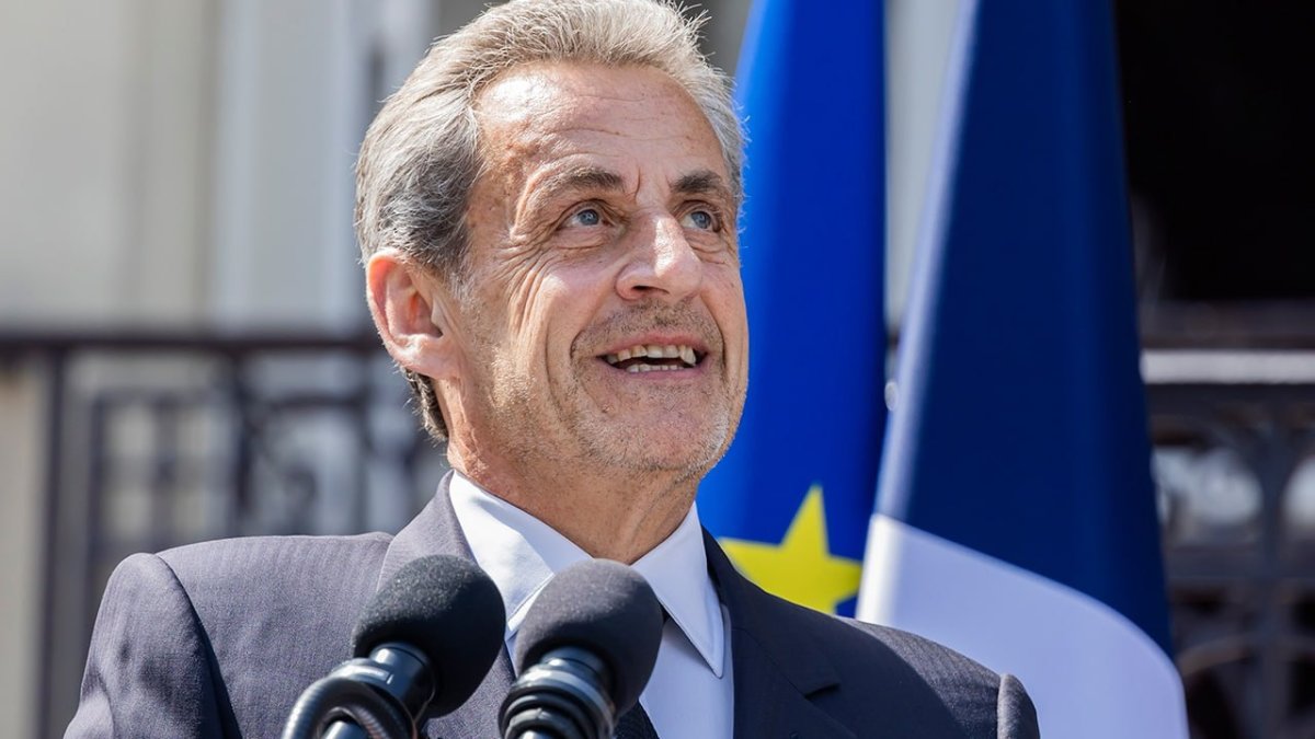 Sarkozy, "Libya davası"nda suç örgütü kurmaktan suçlu bulundu