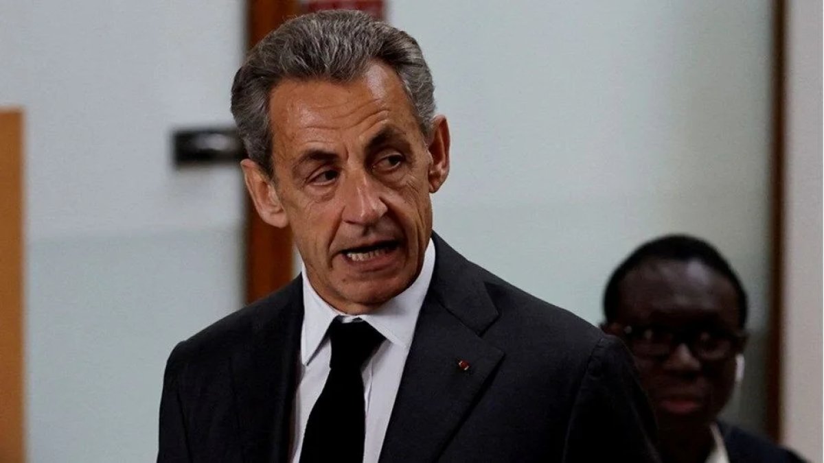 Fransa'nın eski cumhurbaşkanı Sarkozy'ye 5 yıl hapis ve 100 bin euro para cezası