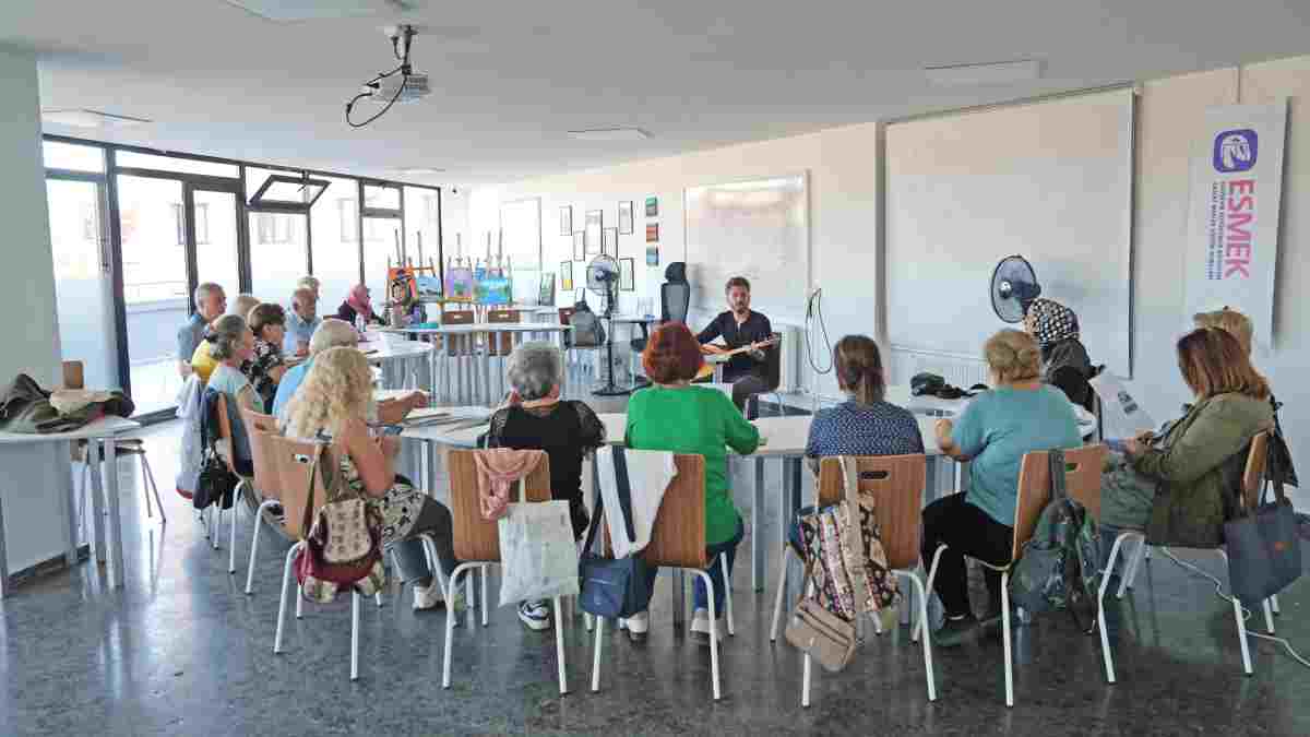 Sağlıklı yaş almanın en güzel adresi: Emek Kafe...Kıdemli vatandaşların yoğun katılımıyla sürüyor
