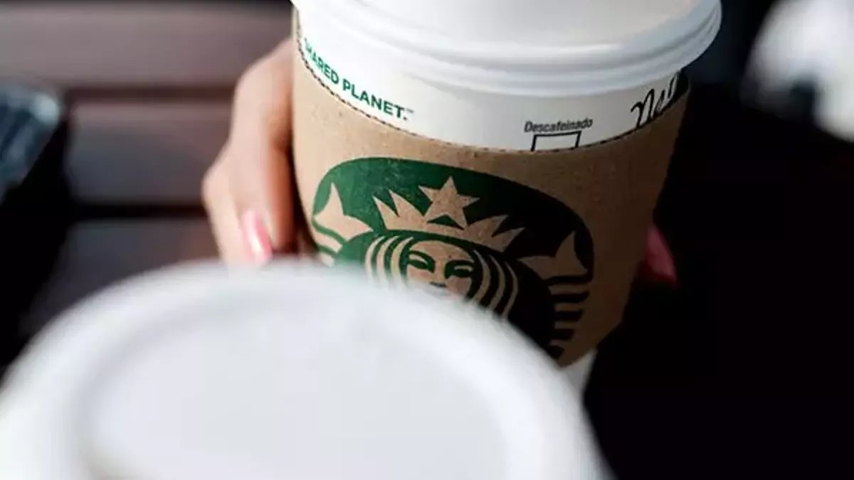 Starbucks yüzlerce şubesini kapatıyor