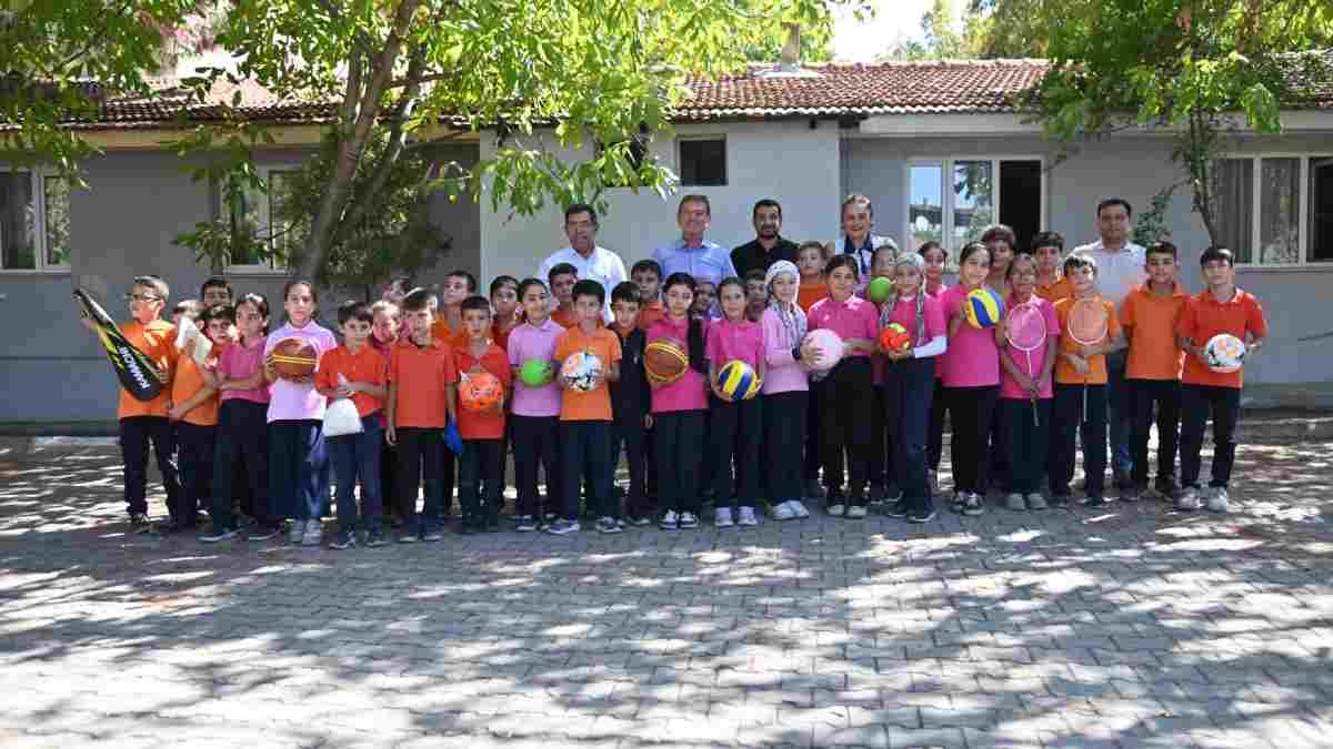 İlk dağıtımlar yapıldı: Büyükşehirden öğrencilere çeşitli spor malzemeleri desteği