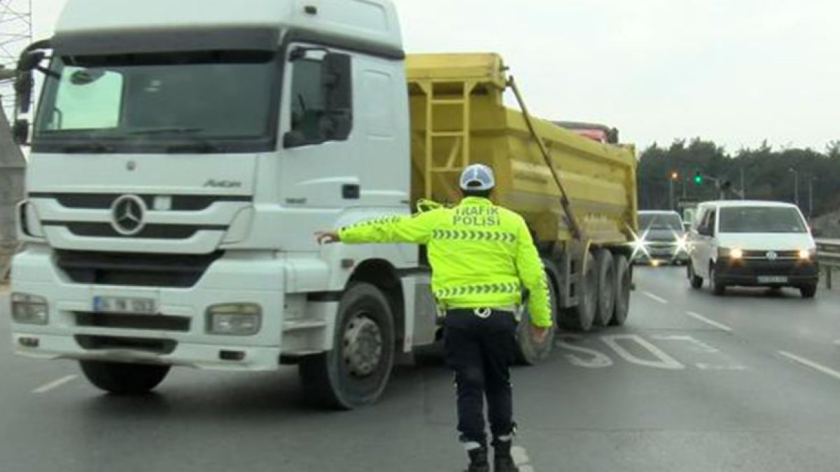 Kocaeli'de yola hafriyat döken firmaya ağır ceza: 7,4 milyon lira ceza kesildi