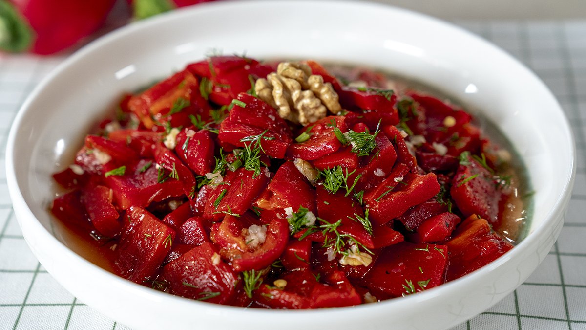 Mevsimi geçmeden hemen yapın! İster mangalda ister fırında… İşte köz biber salatası tarifi