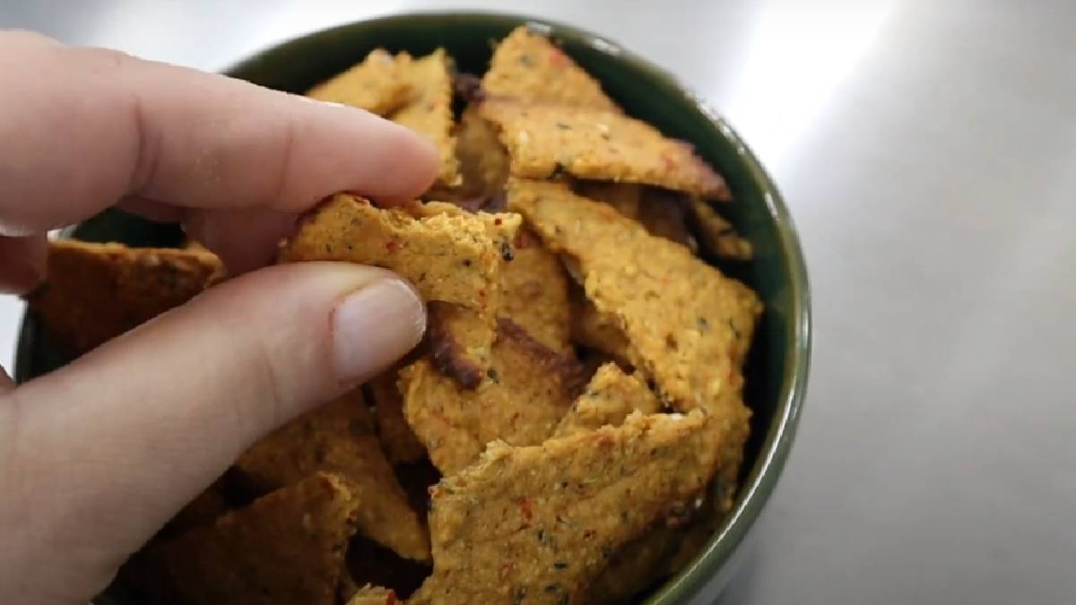 Patates cipsini unutun! En sağlıklı yeni trend: İşte tarhana cipsi yapımı