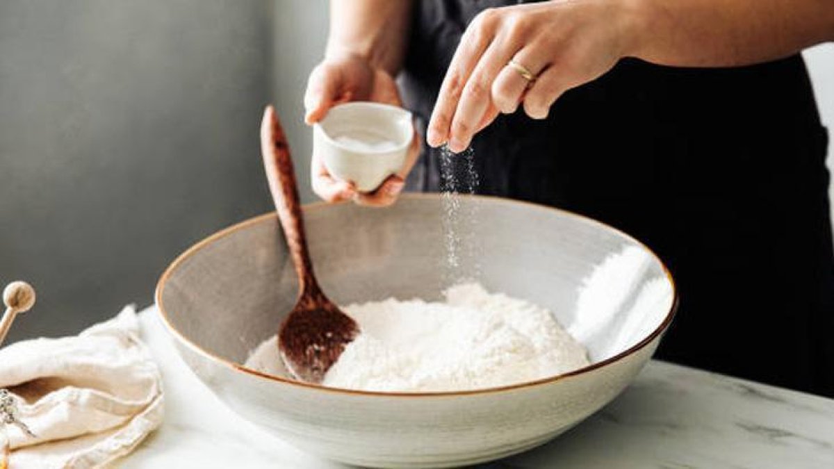 Yemeğiniz çok mu tuzlu oldu? Sakın çöpe atmayın! tüm yemeği kurtaran o basit patates hilesi