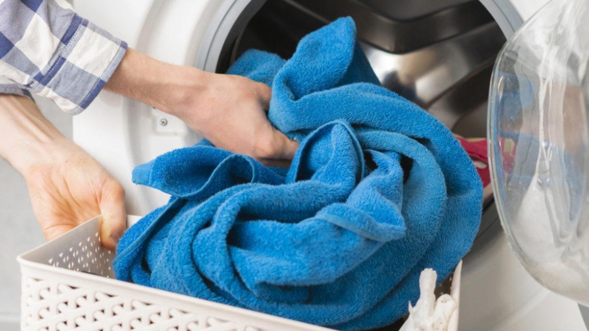 Yıkasanız bile geçmeyen o küf kokusuna son! Havlularınızı ilk günkü gibi yumuşacık yapan basit yöntem