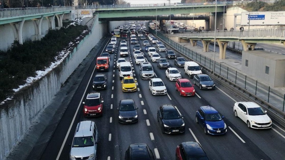 İstanbul'da yağış ve cuma Yoğunluğu: Trafik yüzde 65'e ulaştı