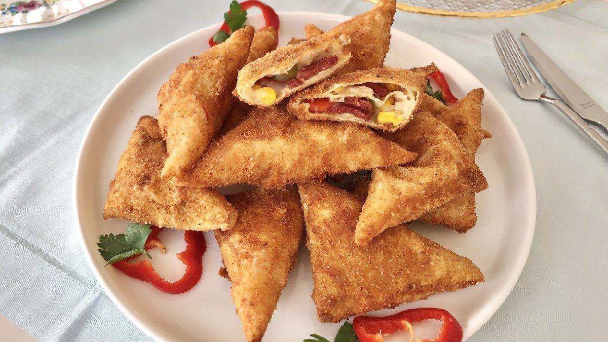 İster fırında yapın isterseniz tavada! Gerçek pizza tadında yufkadan pizza börek tarifi…