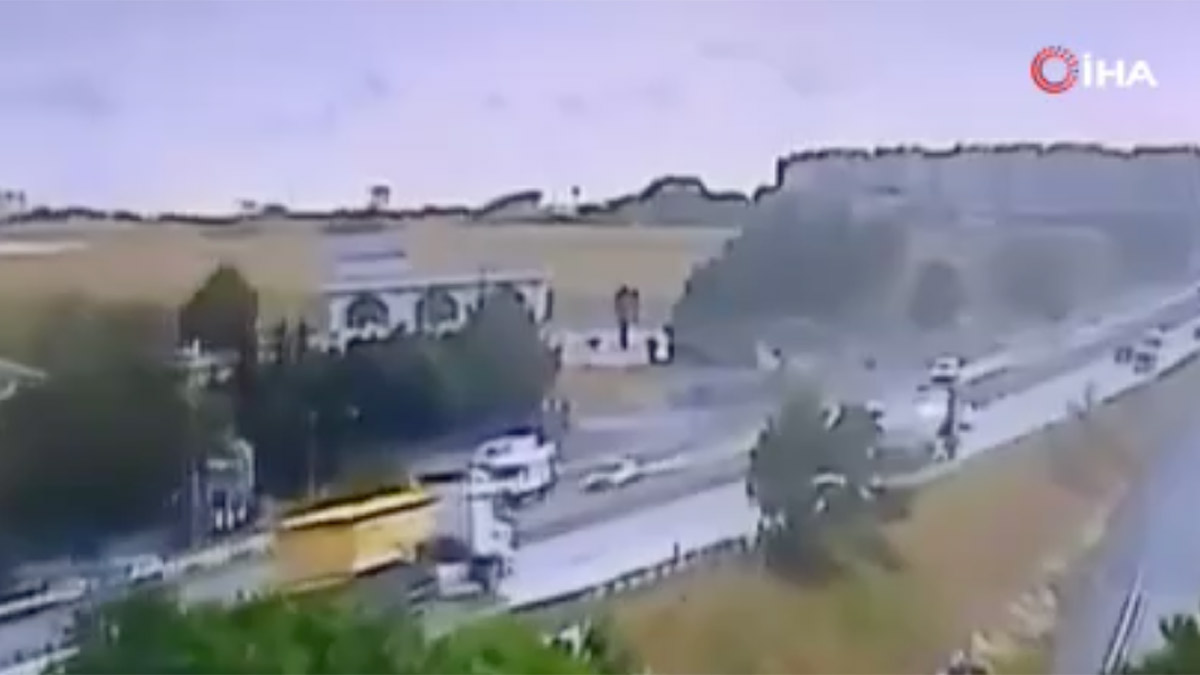 İstanbul’da hafriyat kamyonu devrildi: E-5 Güzelce’de yol kapandı