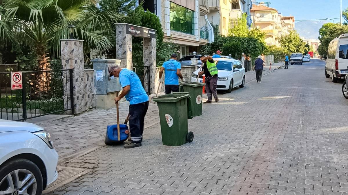 Efeler’in Ekipleri Temiz Kent seferberliğini sürdürüyor