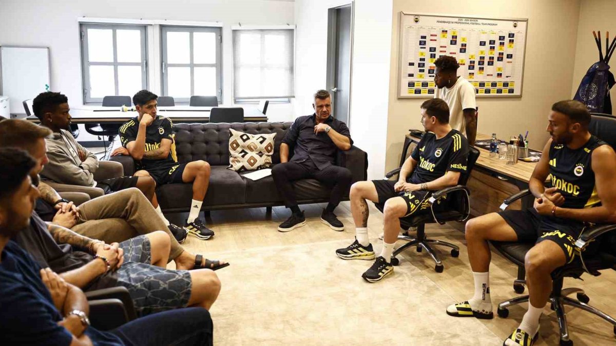 Fenerbahçe Başkanı Sadettin Saran, futbolcularla toplantı yaptı