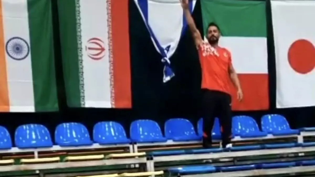 Dünya üçüncüsü olan milli sporcu, seremoni sırasında İsrail bayrağını düğümledi