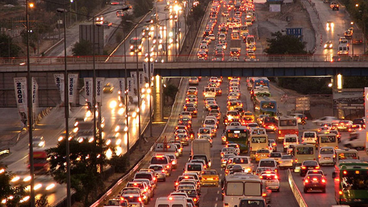 İstanbul'da haftanın son iş gününde trafik yoğunluğu yüzde 74'e ulaştı