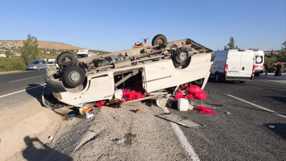 Şanlıurfa'da feci kaza: Tarım işçilerini taşıyan minibüs devrildi, 19 yaralı